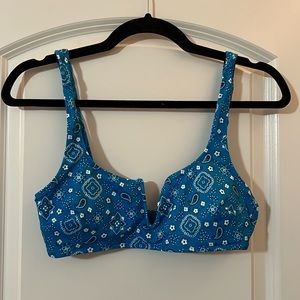 Aerie v wire scoop bikini top. Size medium. Color is blue bandanna pattern.
